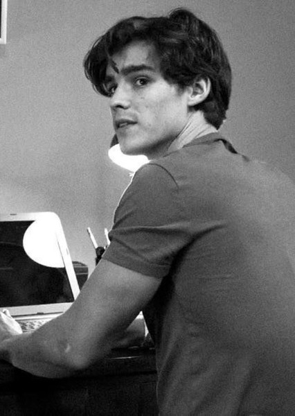 Brenton Thwaites photo