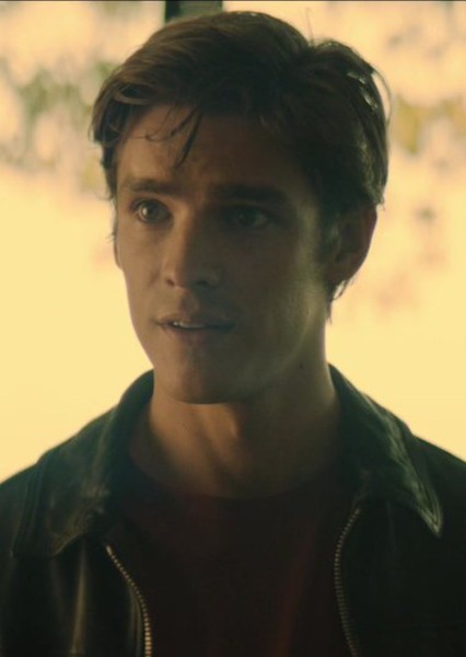 Brenton Thwaites photo