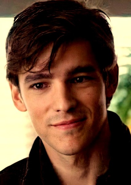 Brenton Thwaites photo