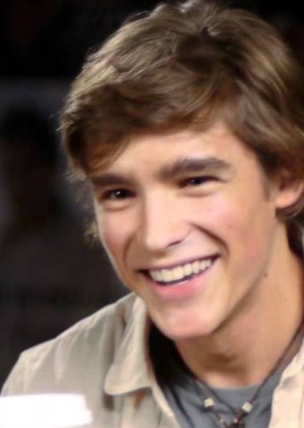 Brenton Thwaites photo