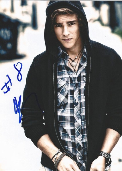 Brenton Thwaites photo