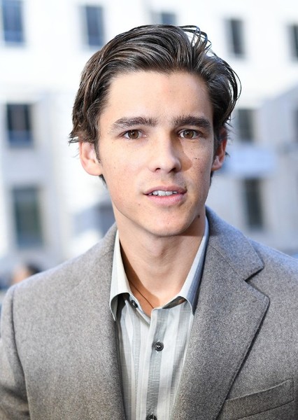 Brenton Thwaites photo