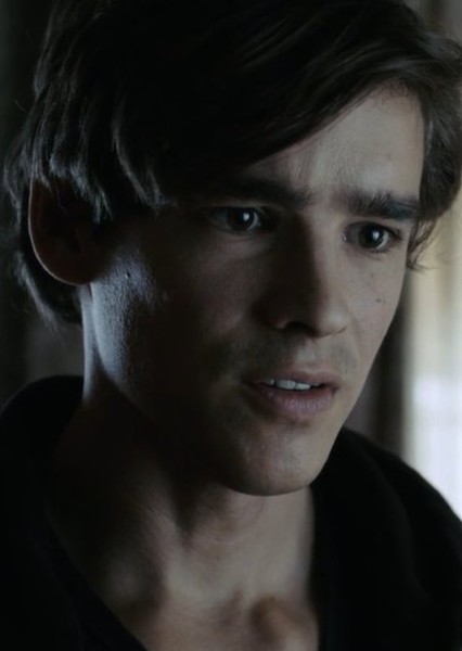 Brenton Thwaites photo