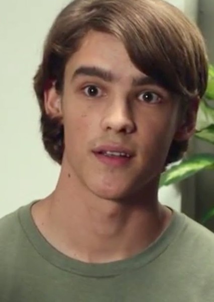 Brenton Thwaites photo