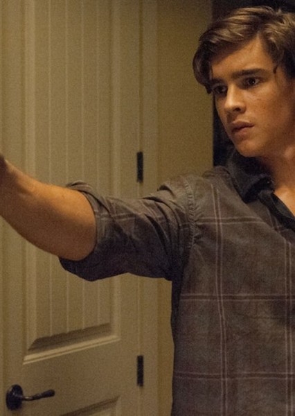 Brenton Thwaites photo