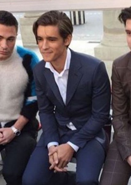 Brenton Thwaites photo