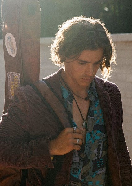Brenton Thwaites photo