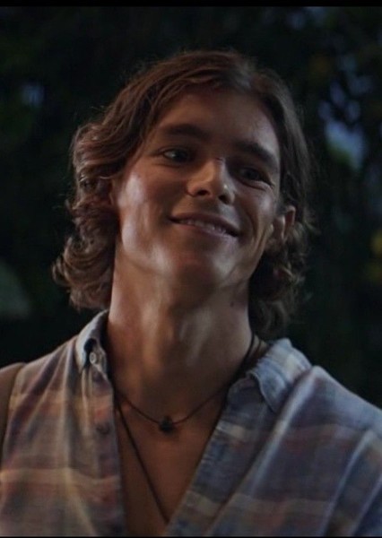 Brenton Thwaites photo