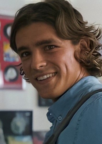 Brenton Thwaites photo