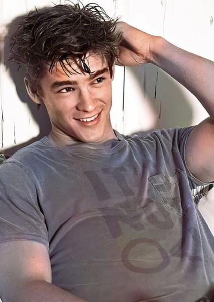 Brenton Thwaites photo