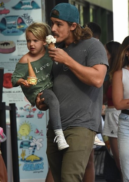 Brenton Thwaites photo