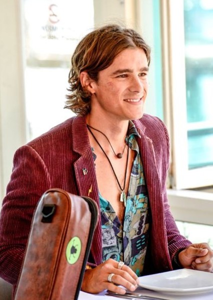 Brenton Thwaites photo