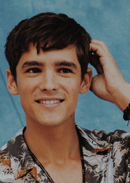 Brenton Thwaites photo