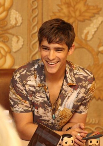 Brenton Thwaites photo