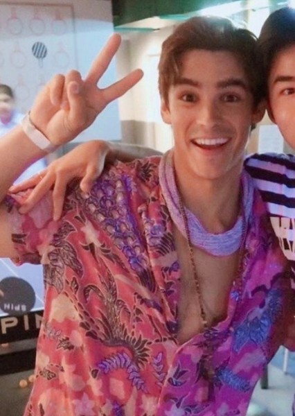 Brenton Thwaites photo