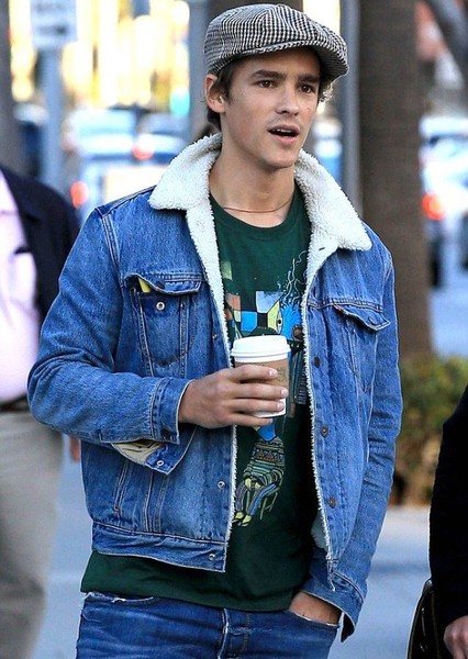 Brenton Thwaites photo