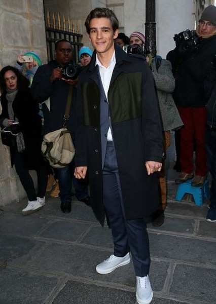 Brenton Thwaites photo