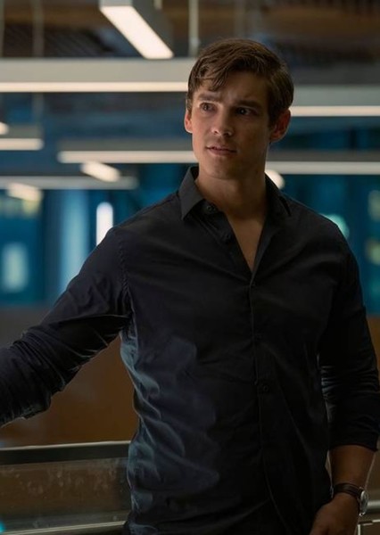 Brenton Thwaites photo