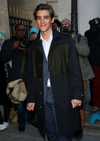 Brenton Thwaites photo