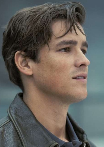 Brenton Thwaites photo