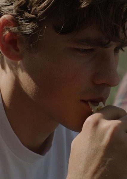 Brenton Thwaites photo