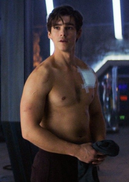 Brenton Thwaites photo