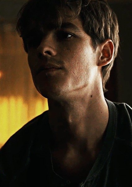 Brenton Thwaites photo