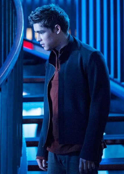 Brenton Thwaites photo