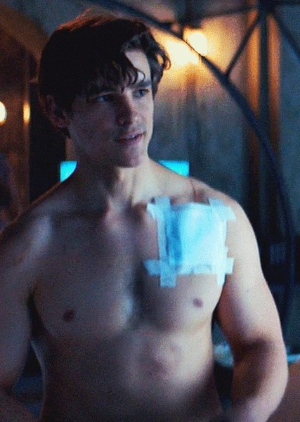 Brenton Thwaites photo