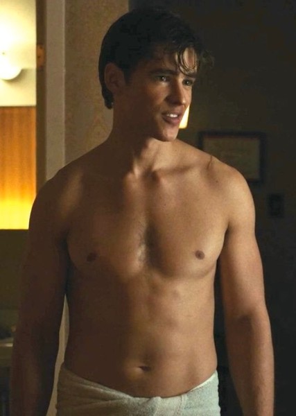 Brenton Thwaites photo