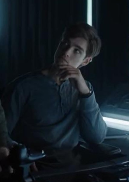 Brenton Thwaites photo