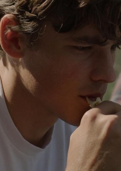 Brenton Thwaites photo