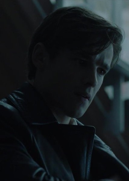 Brenton Thwaites photo