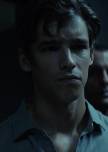 Brenton Thwaites photo