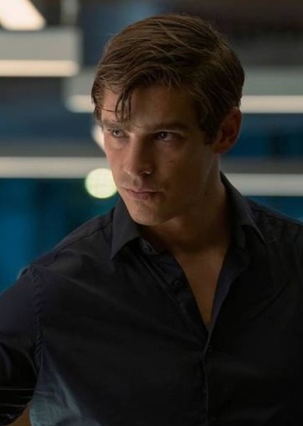 Brenton Thwaites photo