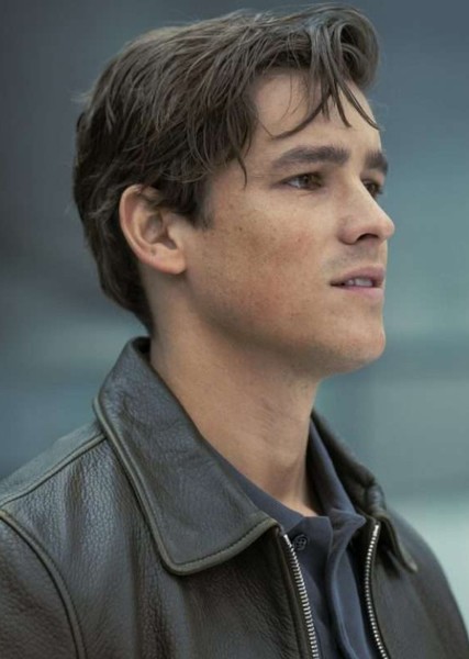 Brenton Thwaites photo