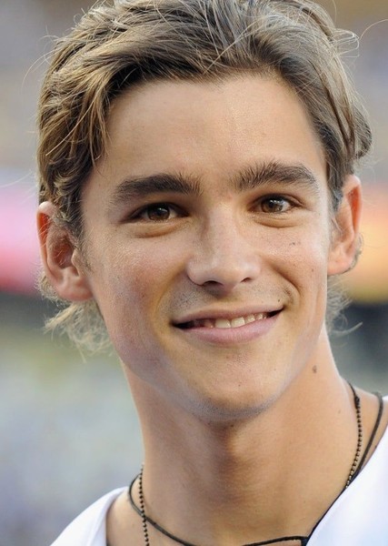 Brenton Thwaites photo