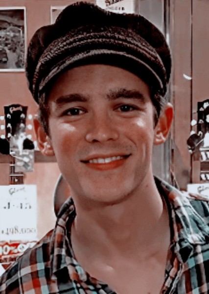 Brenton Thwaites photo