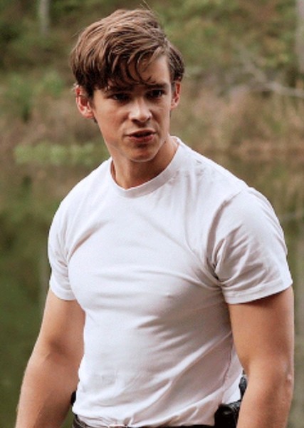 Brenton Thwaites photo