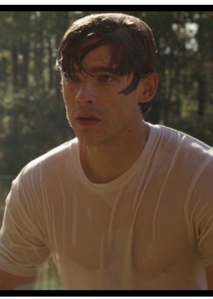 Brenton Thwaites photo