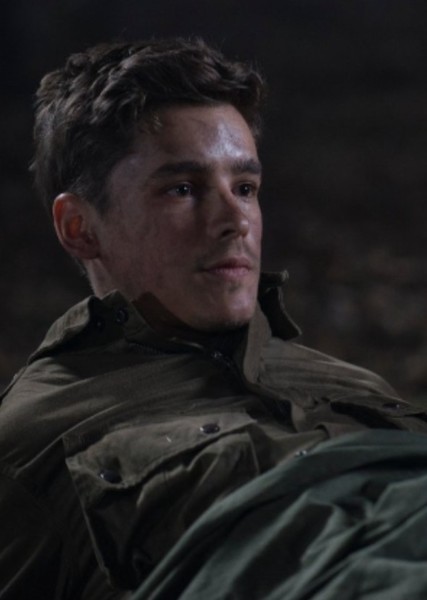 Brenton Thwaites photo
