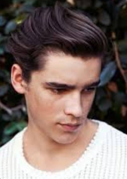 Brenton Thwaites photo