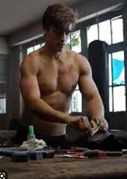 Brenton Thwaites photo