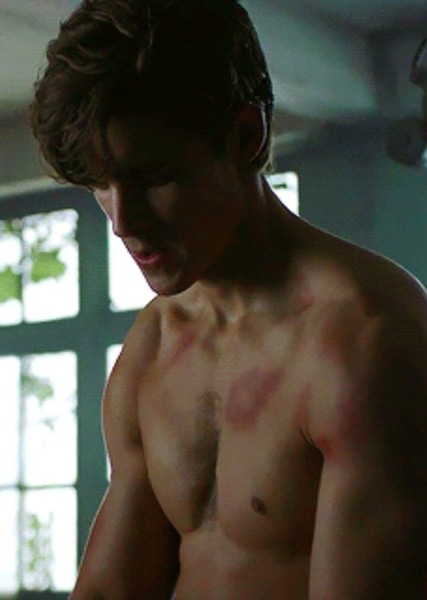 Brenton Thwaites photo