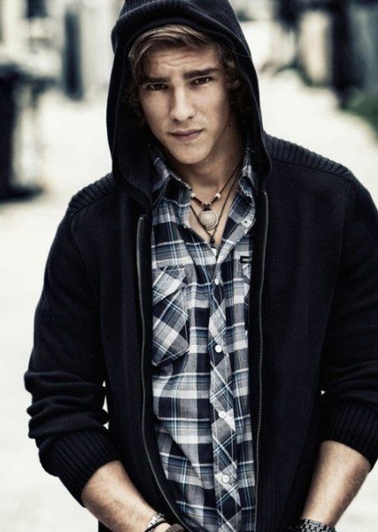 Brenton Thwaites photo