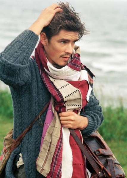Brenton Thwaites photo