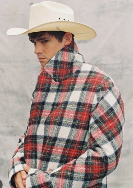 Brenton Thwaites photo