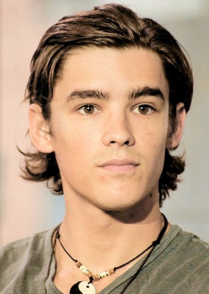 Brenton Thwaites photo