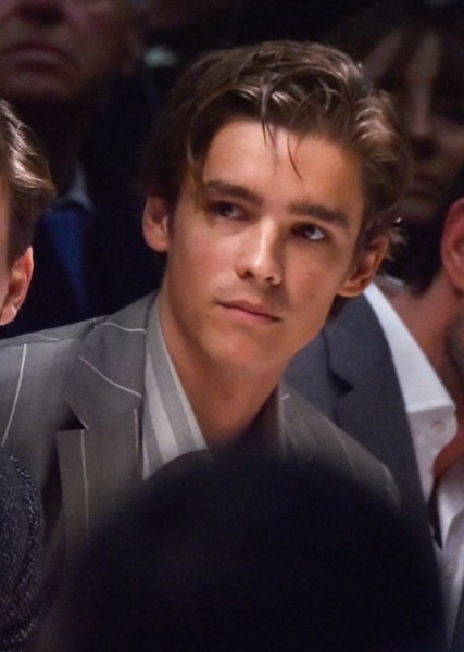 Brenton Thwaites photo