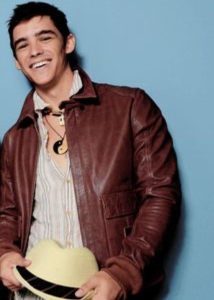 Brenton Thwaites photo